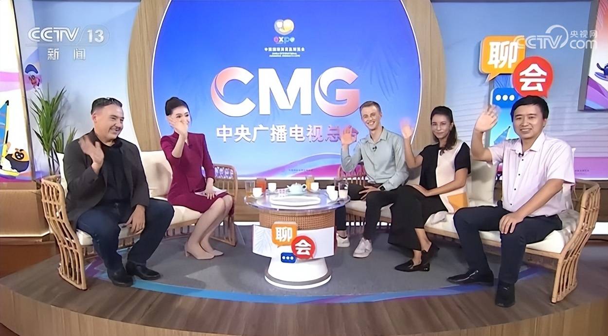 迟茜:在海南出差间隙,穿一件淡紫色吊带露背连衣裙在海边看日出