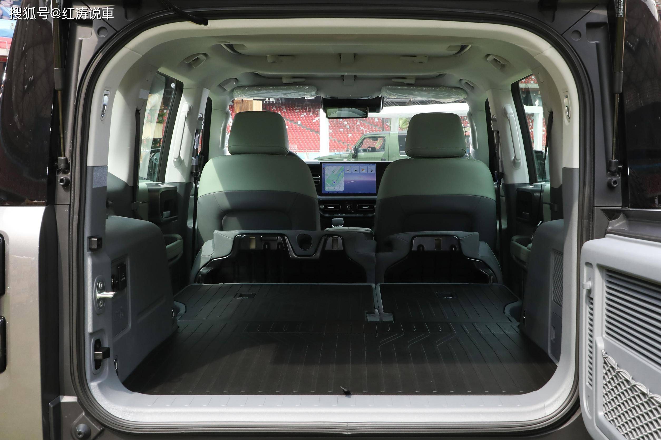 座椅厚实,保障了乘坐舒适性,后备箱也很规整,后排座椅放倒后装载能力