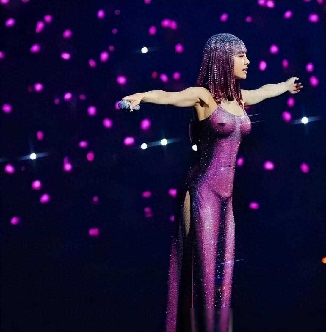 女星演唱会大胆穿搭:紧身裤勒出尴尬线,透视装露骨惊人!