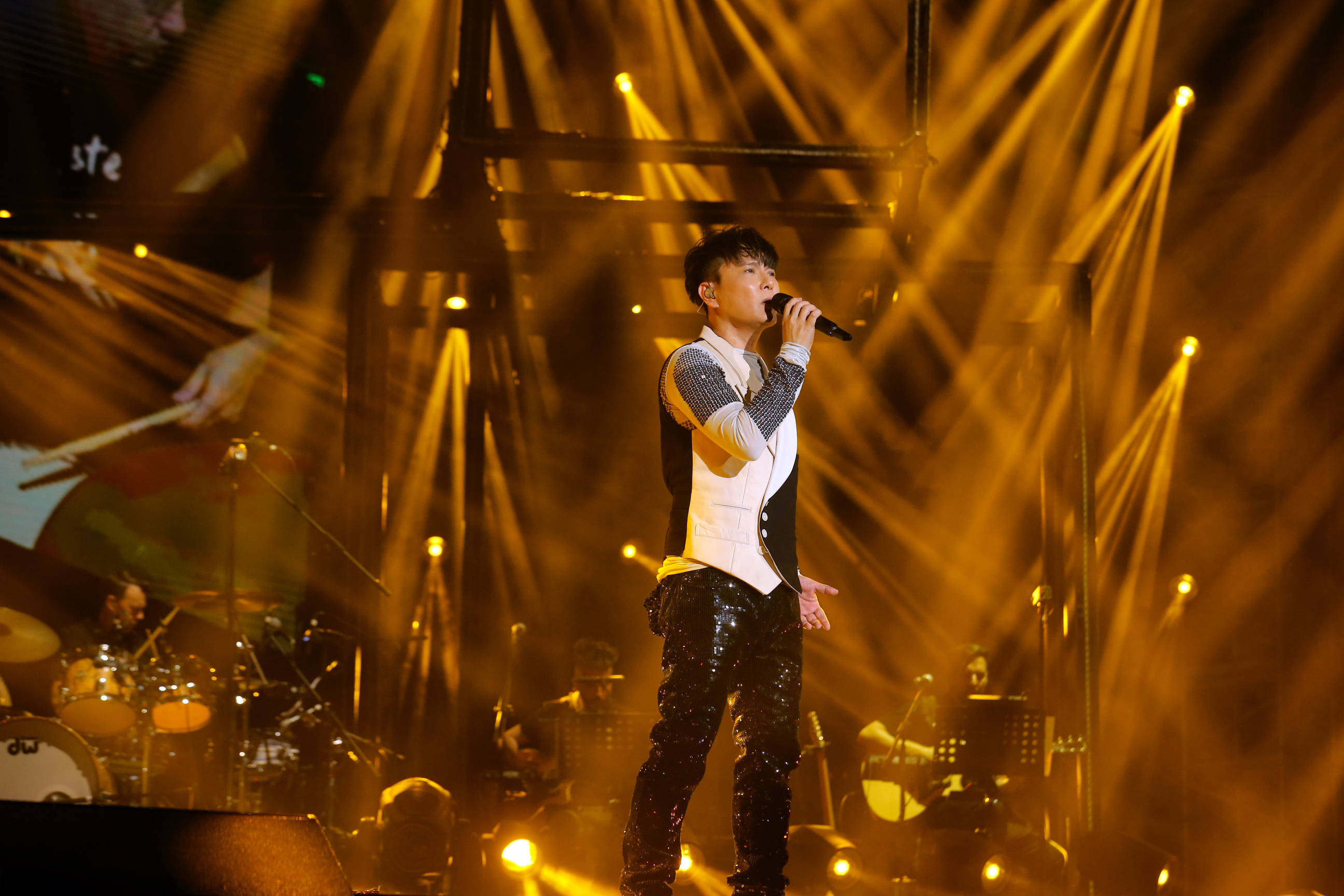 跨世代的治愈旋律:张信哲演唱会引领怀旧热潮