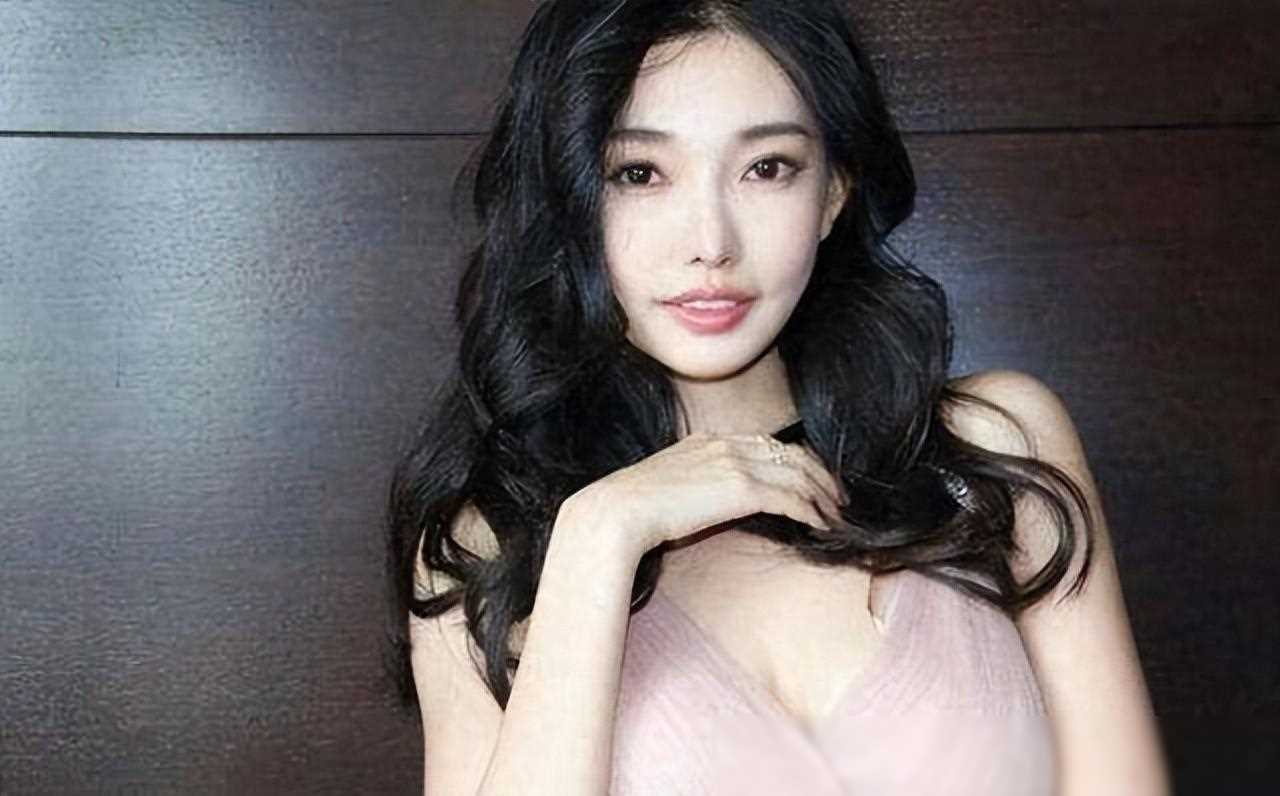 大二被王晶挖掘,三部戏赚取亿,晶女郎成名之路_童菲_演技_机会