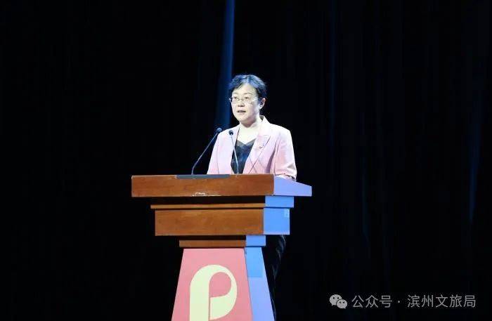 董事长于江颁发藏书票捐赠证书;毕志伟向王长征,曹宁颁发滨州市"全