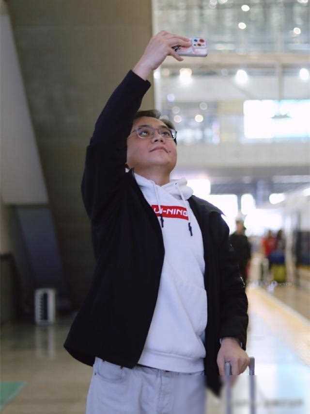 德云社栾云平深夜晒车站合影照,网友感叹:演出不易