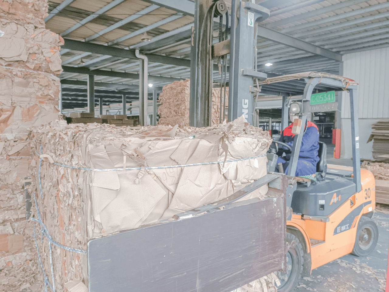 纸包装企业从事废纸打包工作时,叉车使用有这5点注意事项!