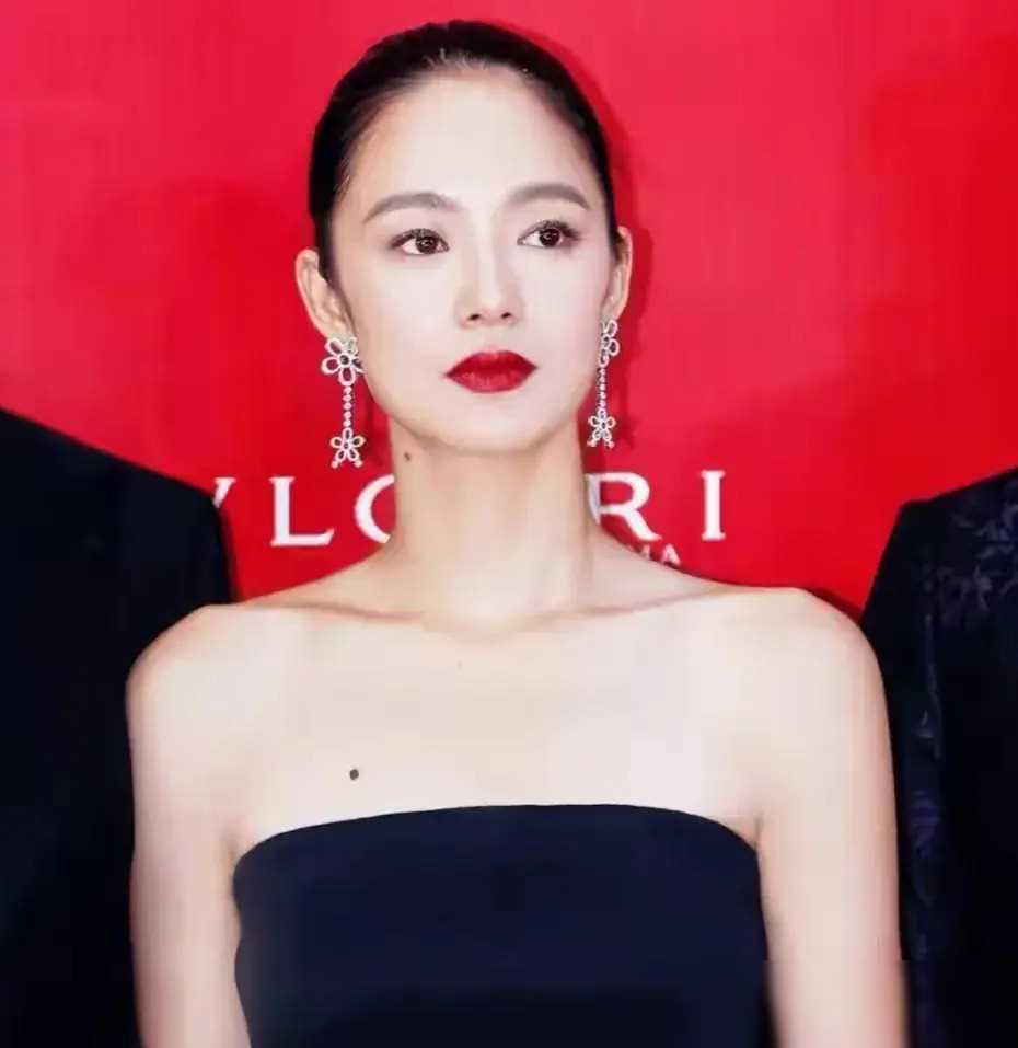 姜文一家四口同框,周韵显老态,从知性美女变身老太太