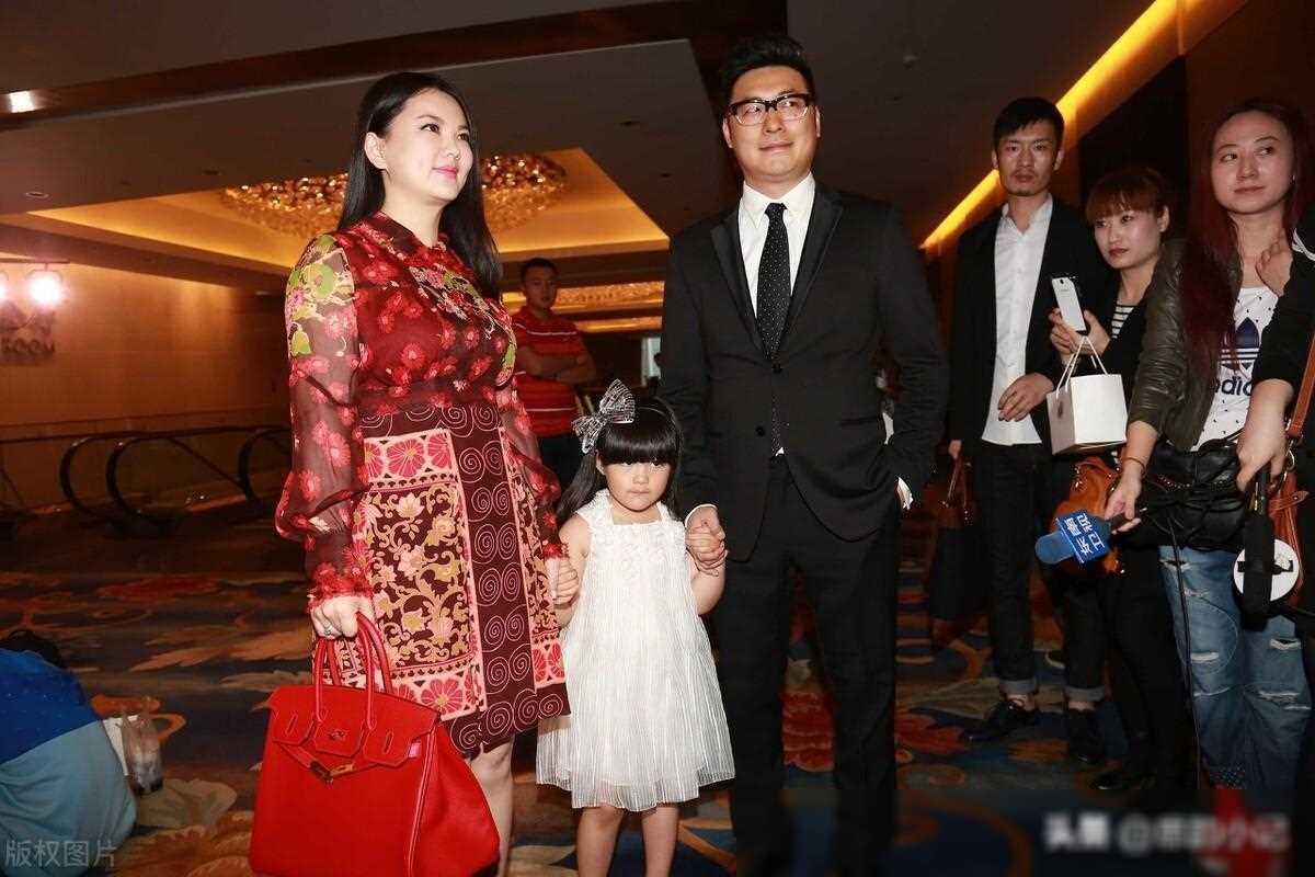 李湘与王岳伦复合传闻:男方送花拎包示好,疑经王诗龄牵线_家庭_故事_