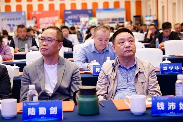 部主任高恩元博士,中国制冷学会理事,江苏省制冷学会常务秘书长黄浩良