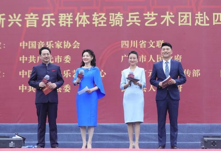 周涛:赴四川主持下基层慰问演出,出道29年首次以披肩发造型出镜