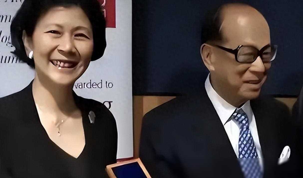 李嘉诚女友参加宴会,黑框眼镜显年轻,与梁洛施境遇相同