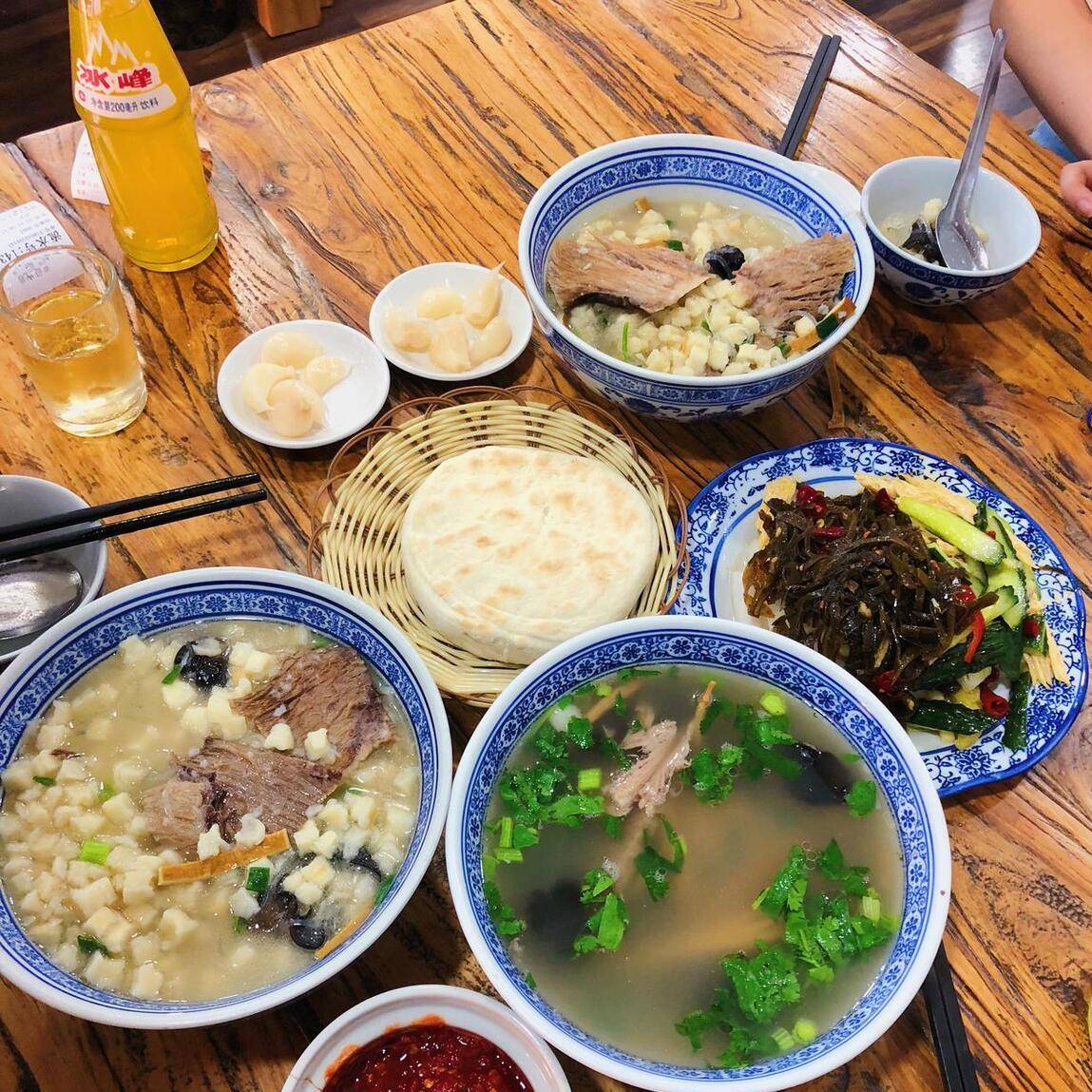 着葫芦鸡,温拌腰丝,奶汤锅子鱼等经典陕菜,其中葫芦鸡被誉为"长安第