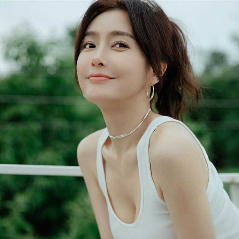 李小冉腰臀,殷桃细腰,闫妮美腿,中年女星性感曲线撩人至极
