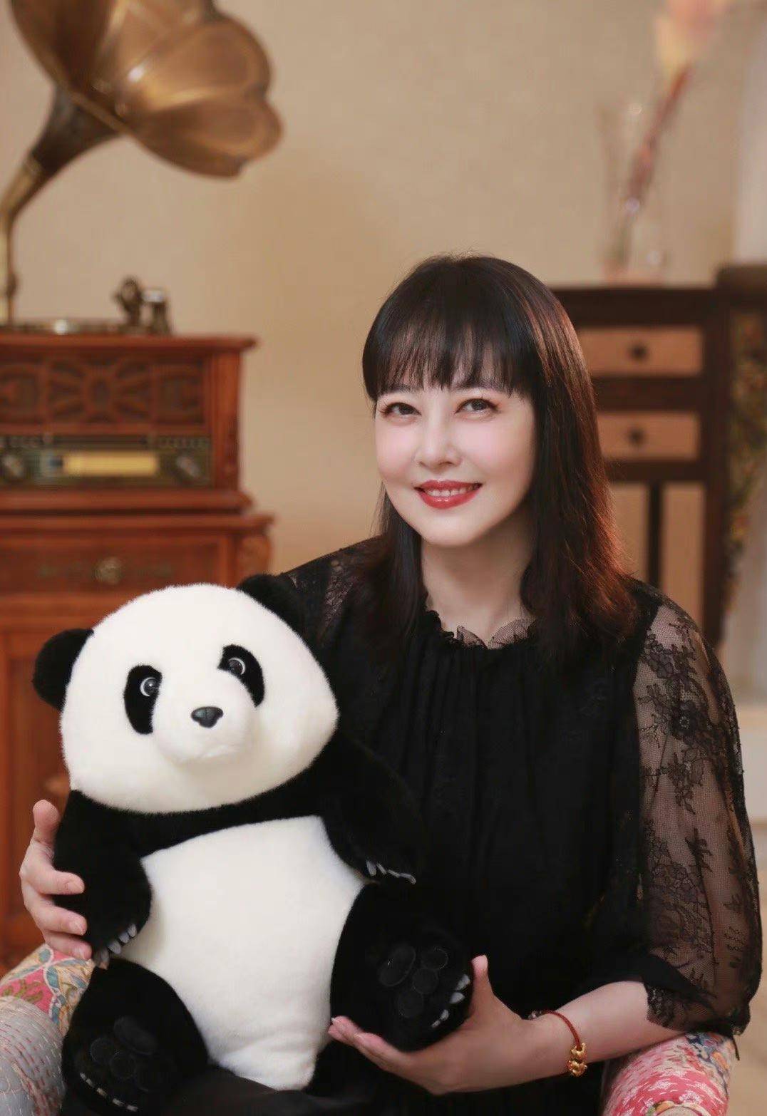 周海媚家人回应谣言,直播讲述周海媚身后事细节,80岁母亲显憔悴