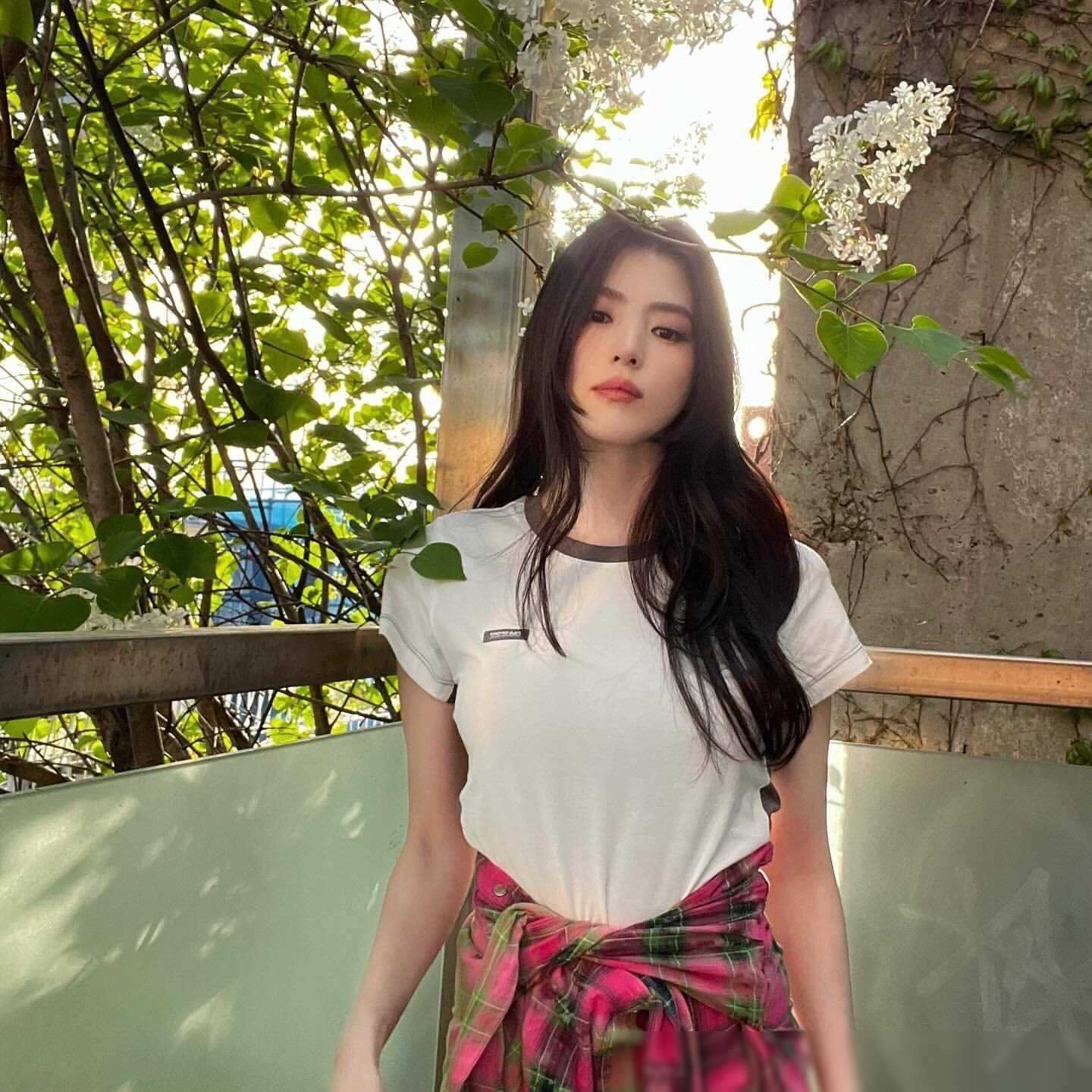 值得一提的是,韩素希最近因与演员柳俊烈的恋情传闻而成为争议焦点