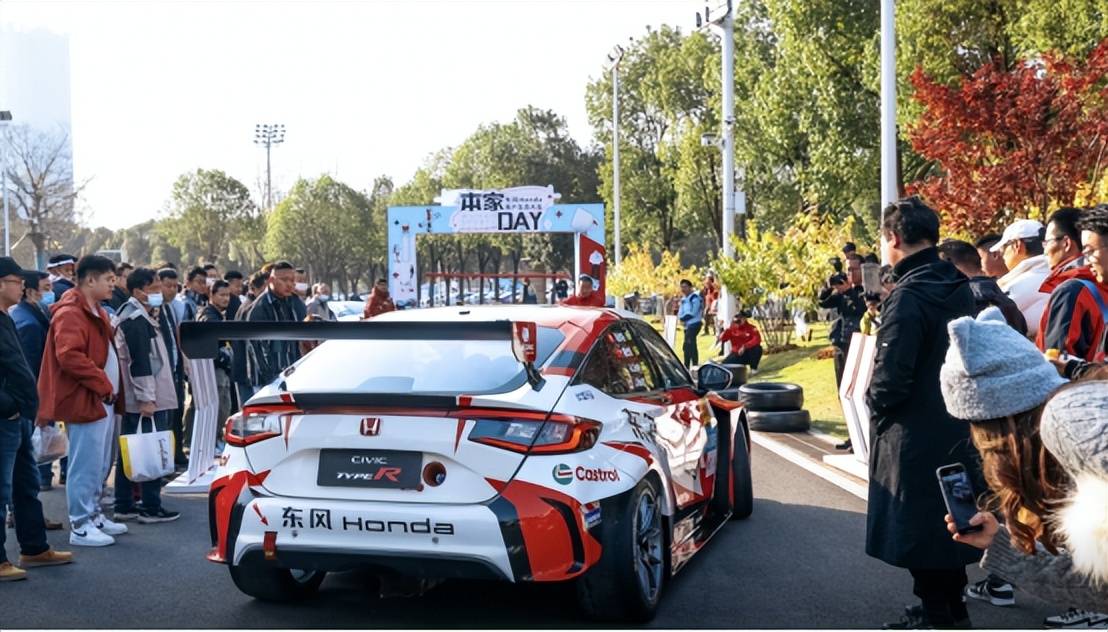 从中网和下包围处的碳纤维套件可以看出,轻量化依然是本田赛车的改装