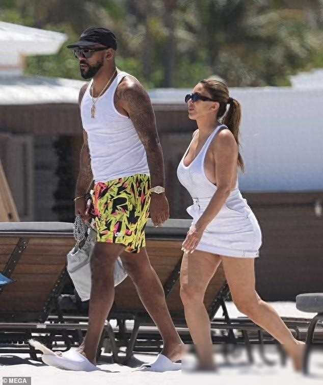 皮蓬前妻和乔丹儿子海滩牵手复合,岁女星丰腴身姿成焦点