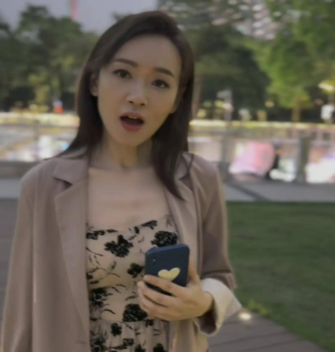 45岁港姐杨思琦近况曝光!因三角恋形象尽毁,如今靠直播卖艺赚钱