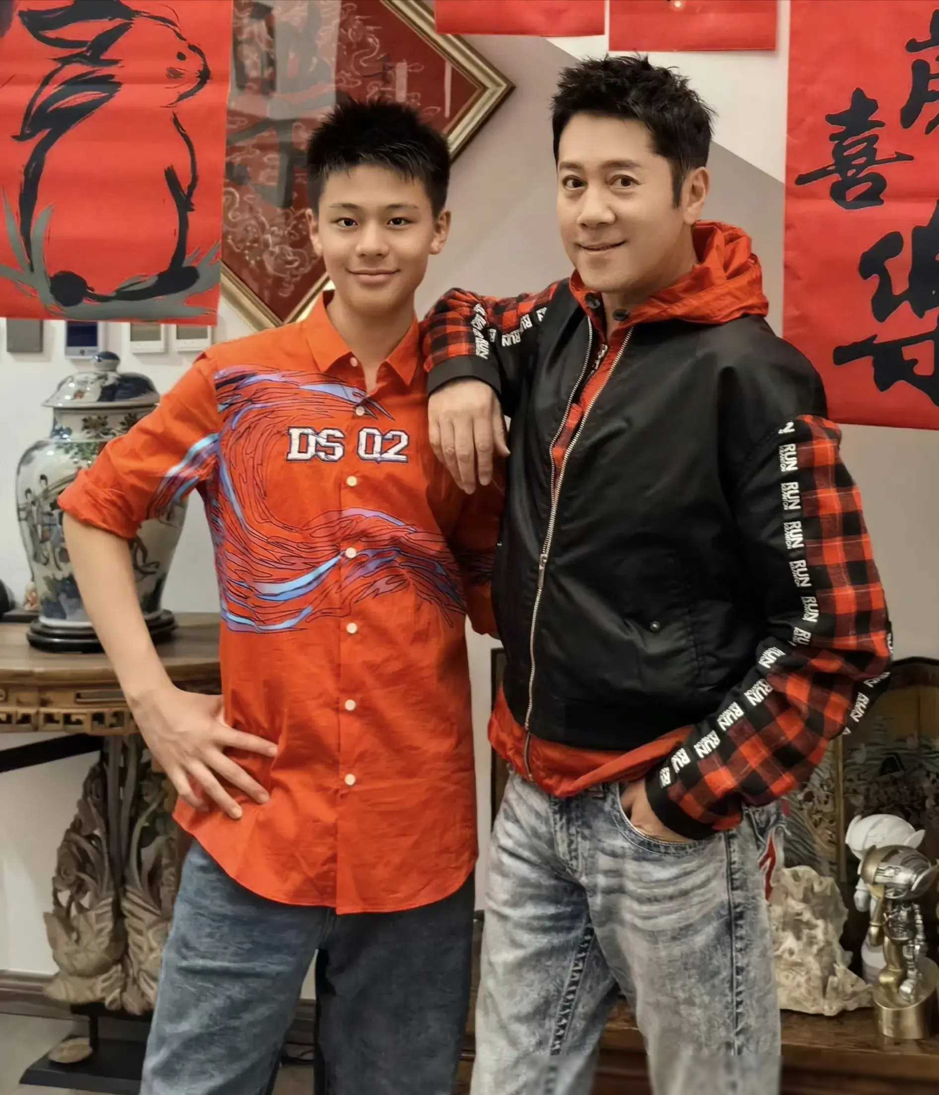 蔡国庆大儿子庆庆生日照曝光,父子长相相似引人注目