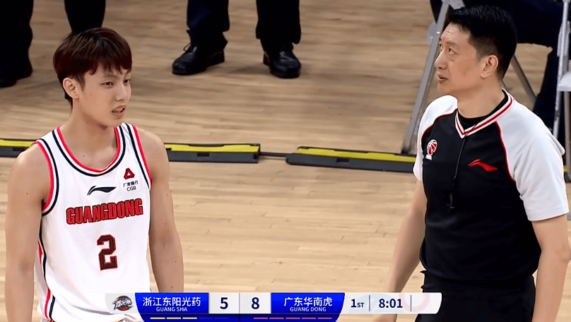 闫军抢戏!广东队无惧吹罚,5打8又如何,压制广厦男篮