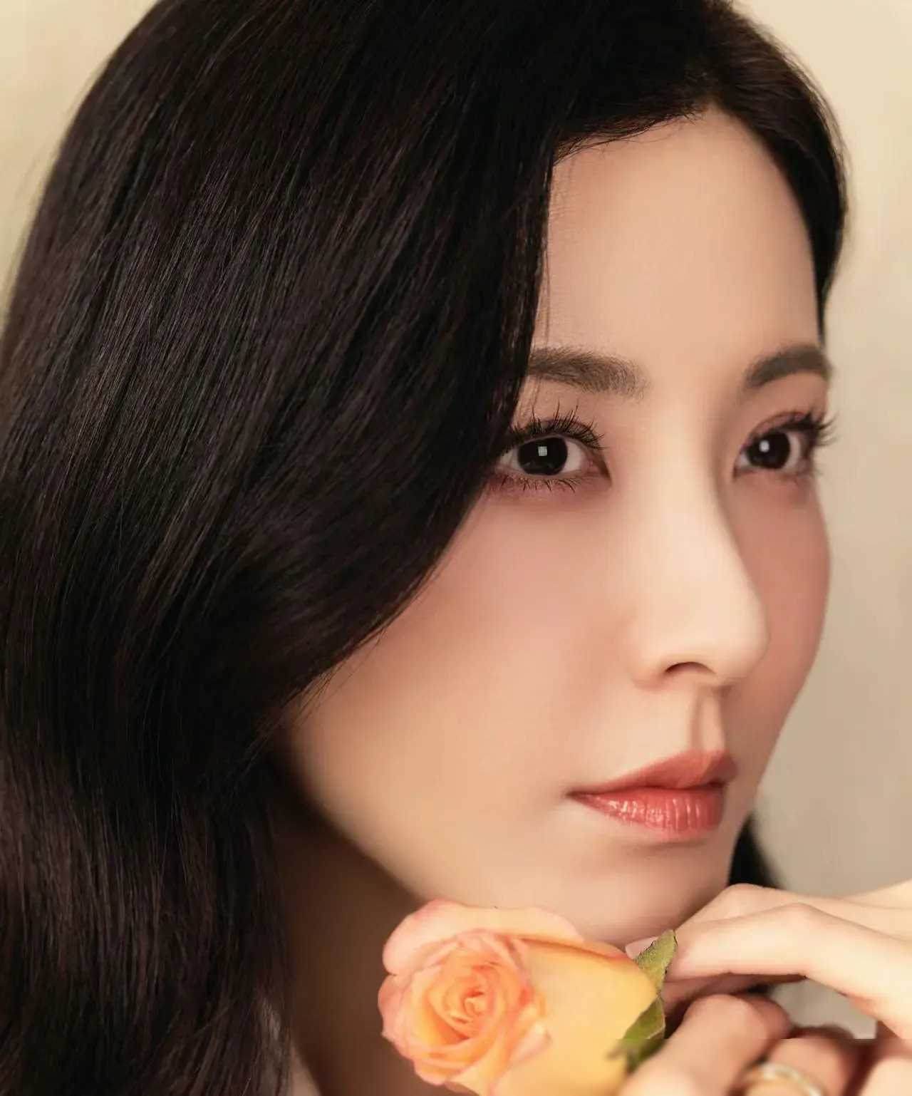 曾黎光脚丫自拍惊艳,气质超凡脱俗,美得宛若仙子!