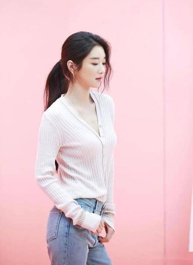 这谁顶得住!徐睿知最新写真集发布,女神美貌与才华兼备的魅力无法抵挡