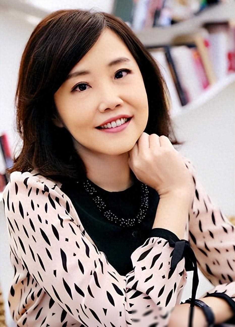 央视尹乃菁再登场,网友看法有分歧