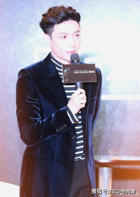 张艺兴晋升老板,高薪宠幸谁?王迅丁程鑫笑纳福星照,爆款!