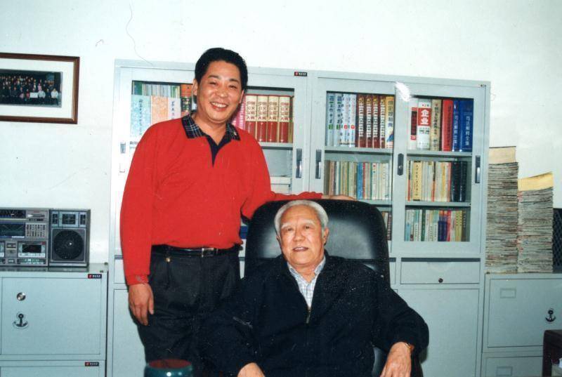 相声演员崔金泉美国去世,妻子悲痛发讣告,公开遗愿:将回国安葬