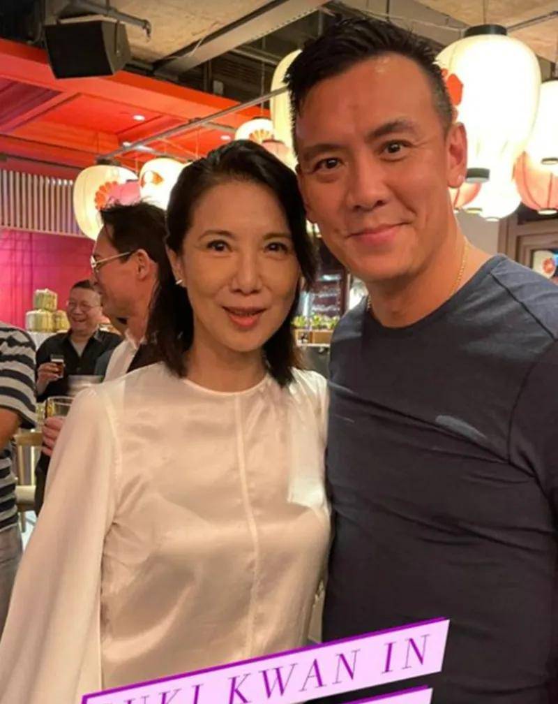 她曾经绯闻不少,最早的绯闻对象是王晶,后来跟钱嘉乐恋爱两年,2006年