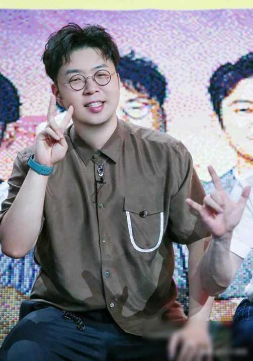 大佬,人前是明星偶像,这四位为何无人敢得罪_多元化_投资高手_黄晓明