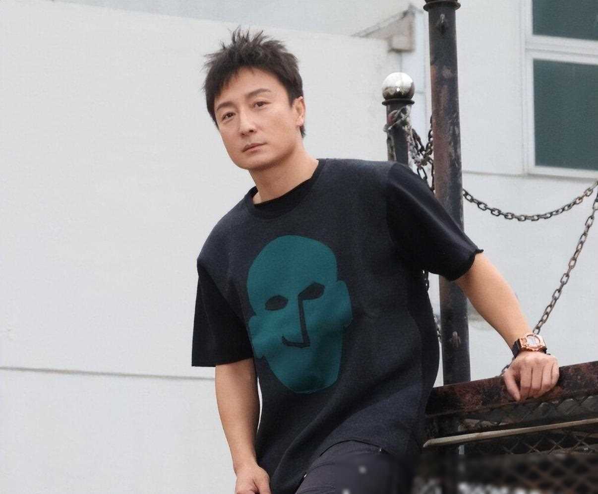 方力申爱恋小女友,夸赞她单纯可人,不舍得她花钱欲望低