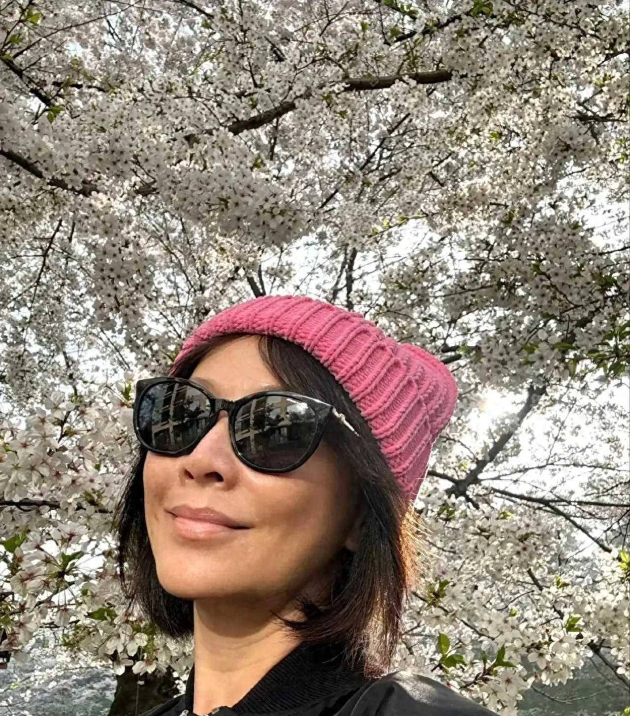 刘嘉玲晒素颜照,皮肤黝黑显健康,度假心情大好