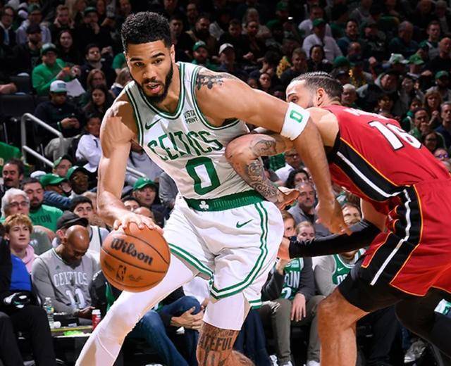 凯尔特人轻取热火,塔图姆表现抢眼,阿德巴约努力无悔