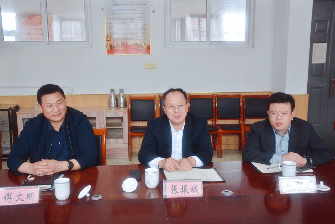 4月15日,潍坊市教育局局长杜全平,潍坊市教科院副院长刘剑锋一行到