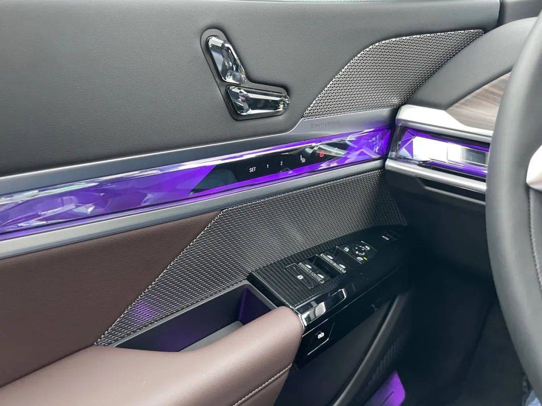 宝马7系的宝华韦健音响好看,好听,更好用!