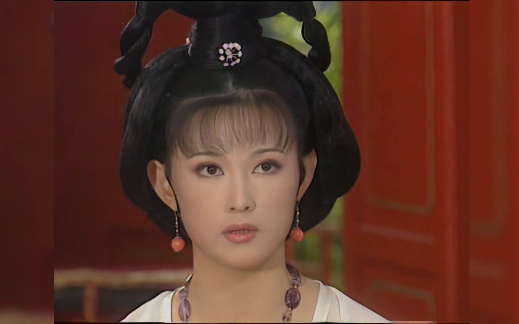 在《大唐御史谢瑶环》中,她又成功地塑造了古代女官员谢瑶环的形象