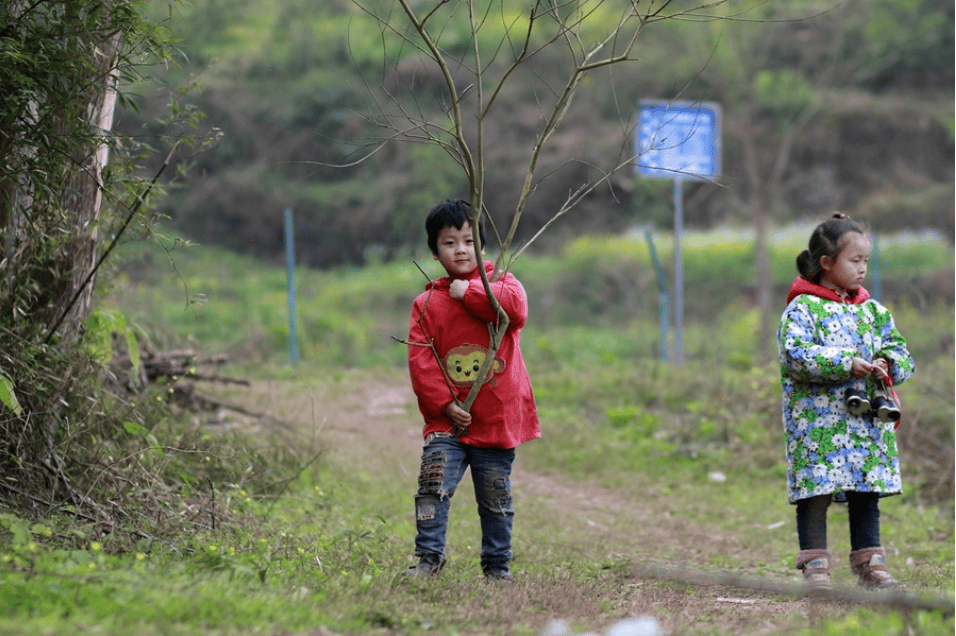 天资过人成为美术老师痴迷绘画40年的徐荣发,他的艺术造诣究竟如何?