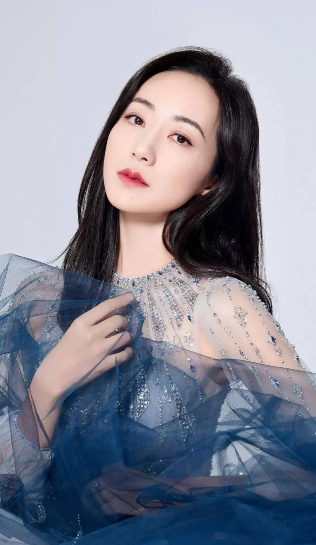 "维权大师韩雪",住3.5亿别墅带7000万钻戒,18岁就已身价过亿