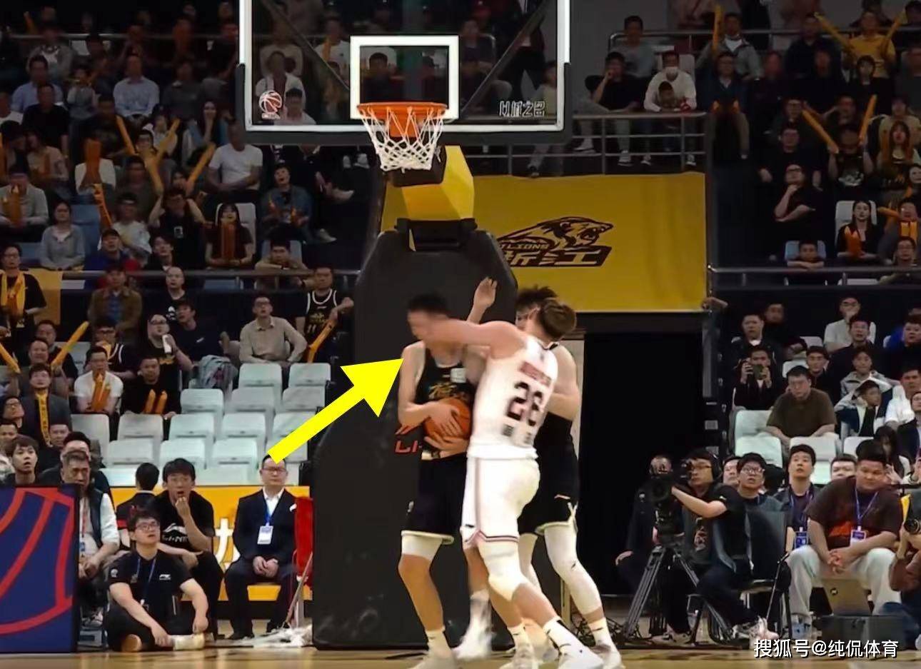 李金效头晕呕吐,深夜紧急入院!周琦肘击后果很严重,杜锋为难了