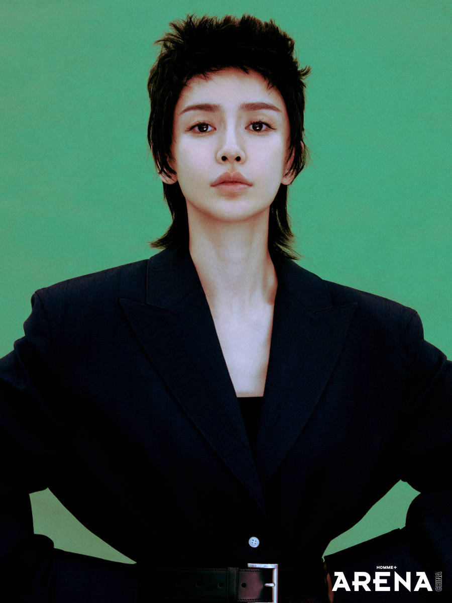 anglebaby朋克头短发造型亮相,造型夸张举止叛逆,越发放飞自我