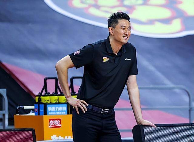 广东宏远悬念:周琦肘击李金效致脑震荡,或面临两场禁赛