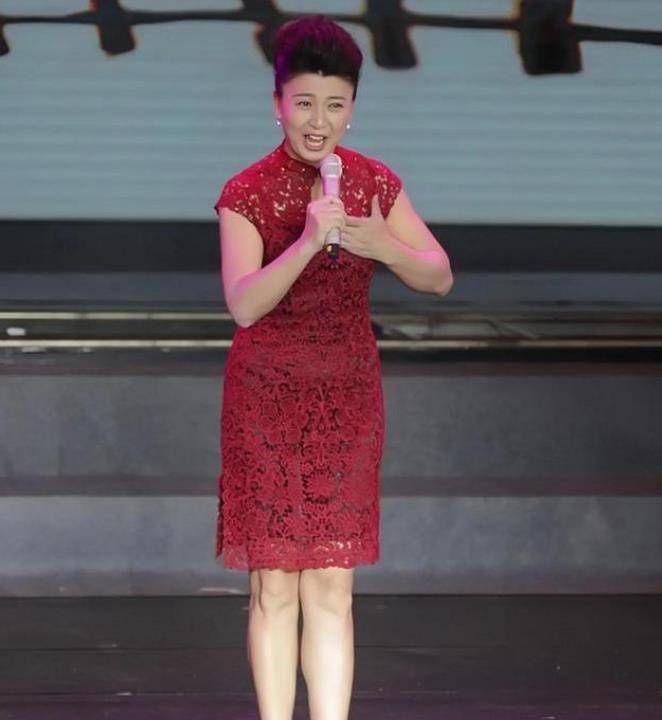 精致的五官,丰腴的身材,闫学晶不愧为小品女神