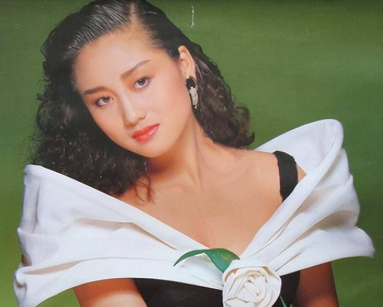 62岁利智罕现身,头发稀疏双颊下垂似妇女,曾被誉为港圈第一美女