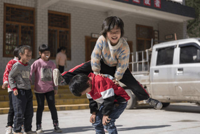 农村小学生下课,放学扎堆"打烟牌",该不该禁止?