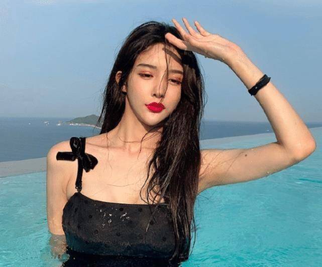 原创女装大佬艾比"男装照"被疯传,帅气模样不输偶像剧