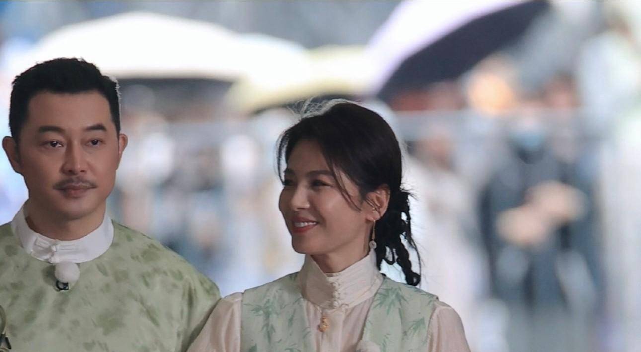 在录制现场,刘涛和沙溢一起完成任务,吃着正宗的桂林米粉,领略了南宁