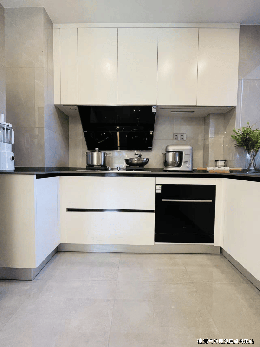 采用了老板油烟机,灶台,洗碗机,海德泰克净水器,松下凉霸,厨柜组合