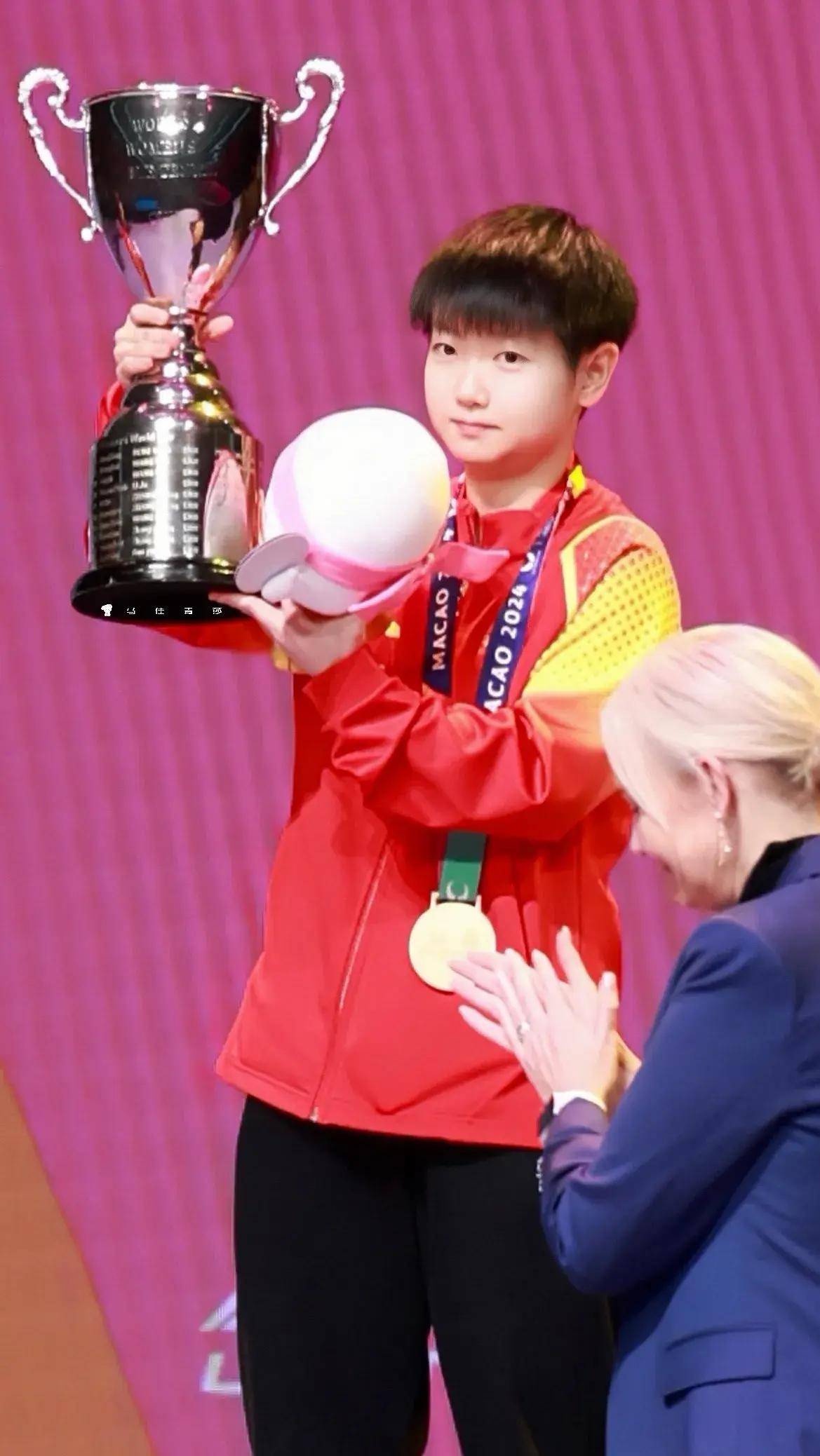 孙颖莎终于不再一个人揪头发,世界杯夺冠后举起大拇指向教练报喜