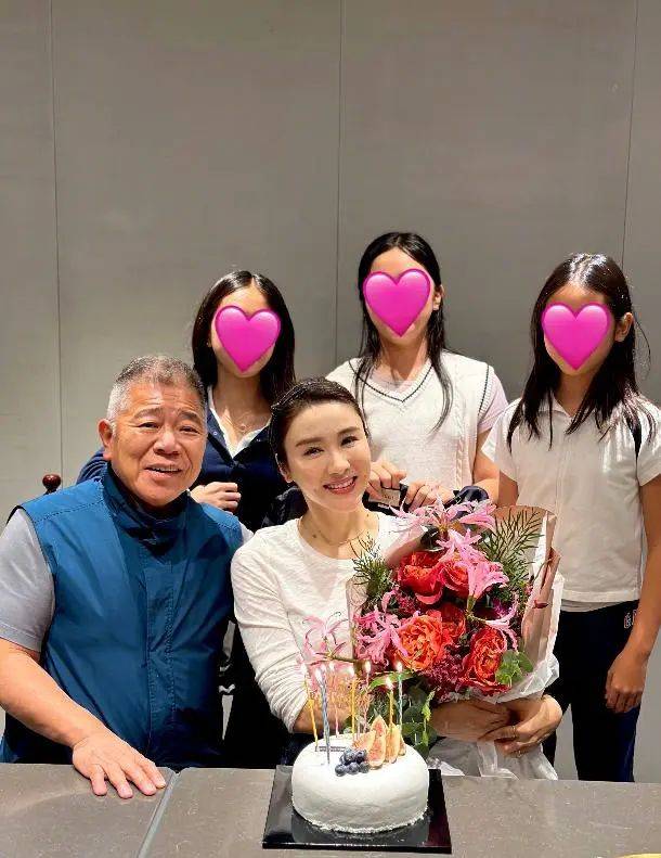 54岁黎姿与三个女儿同框,穿搭时髦不像母女像姐妹!