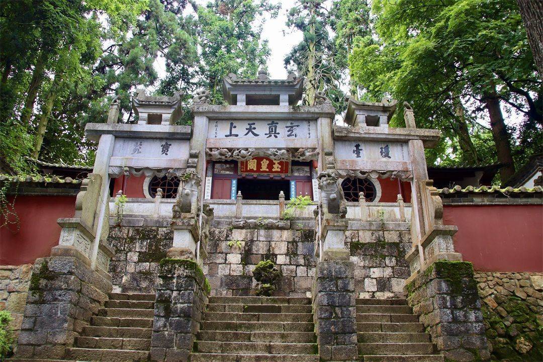 通海气候温和,风景名胜众多,秀山,古城,农田,杞麓湖相辅相成,相映成趣