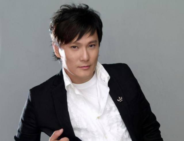 "情歌王子"张信哲,曾被传同性绯闻被他否认,57岁至今单身